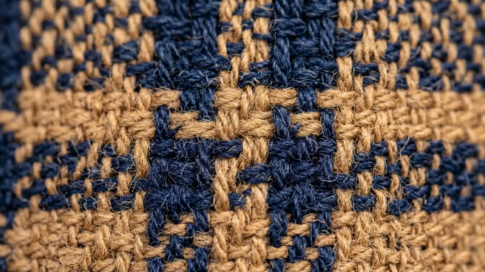 Tessuto a quadri tinto in filo: orditi e trame navy e cammello che si intrecciano
